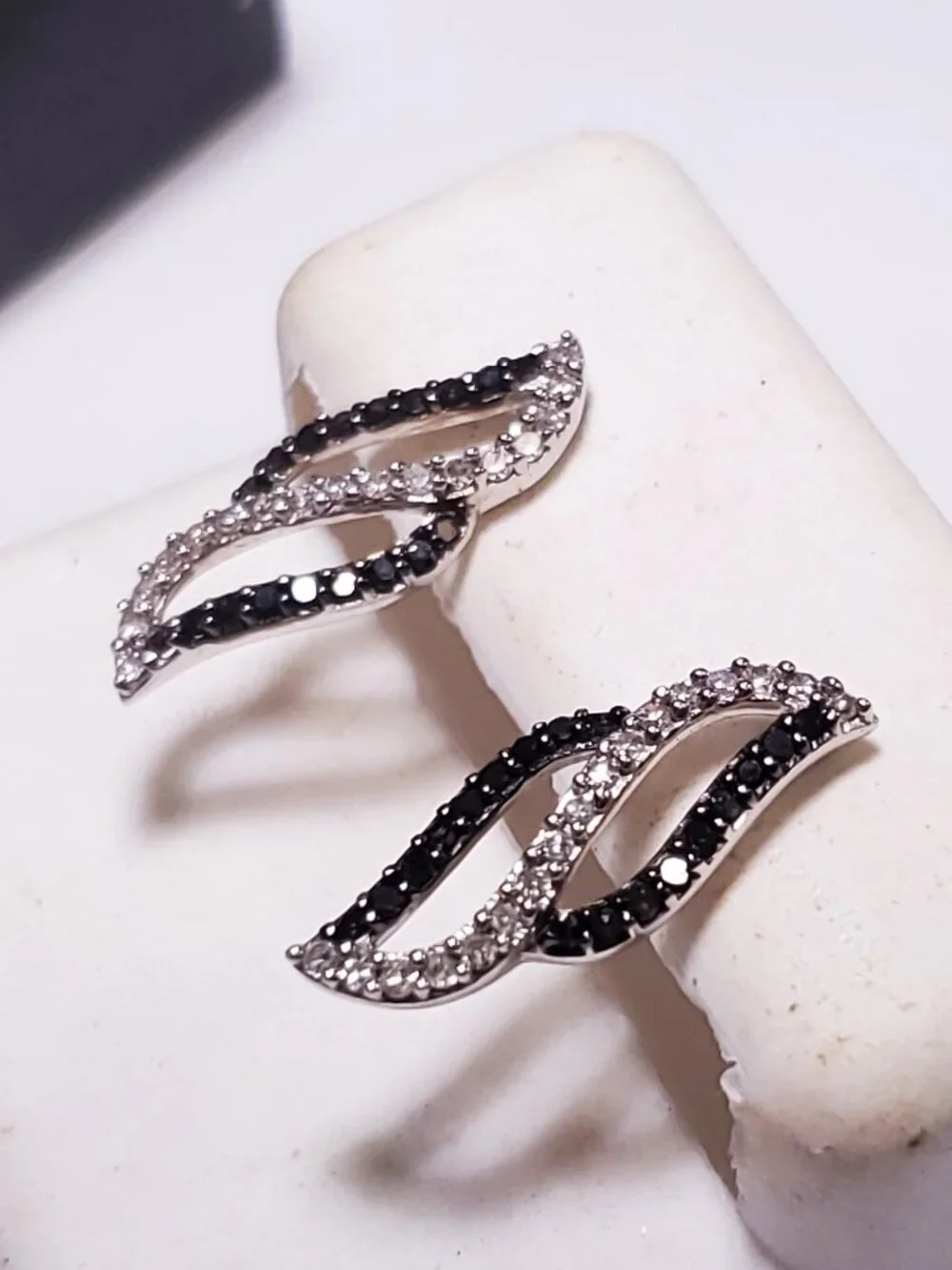 Estate .34ctw Natural Blk&Wht Diamond 10kt WG Open Loop screw back Earrings25000